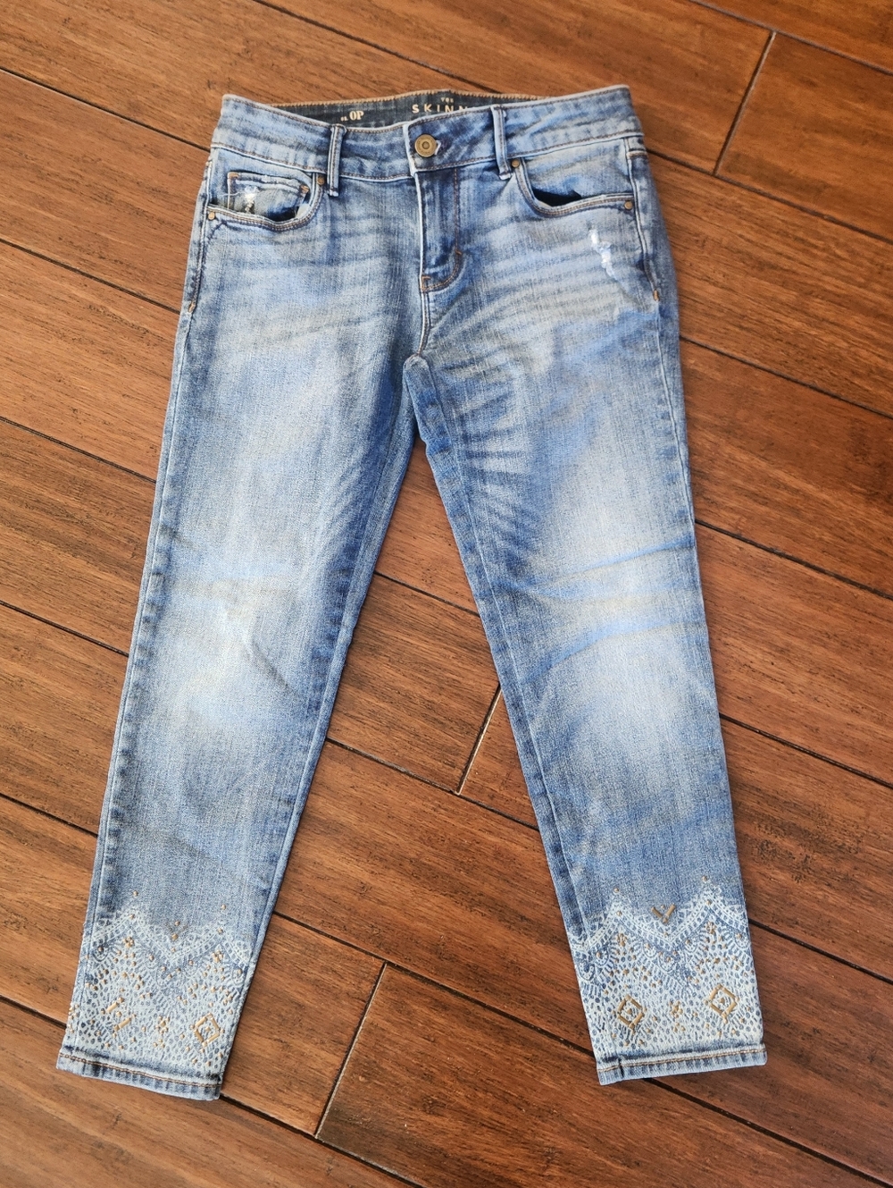 White House Black Market The Skinny Crop Light Blue Embroidered  Petite